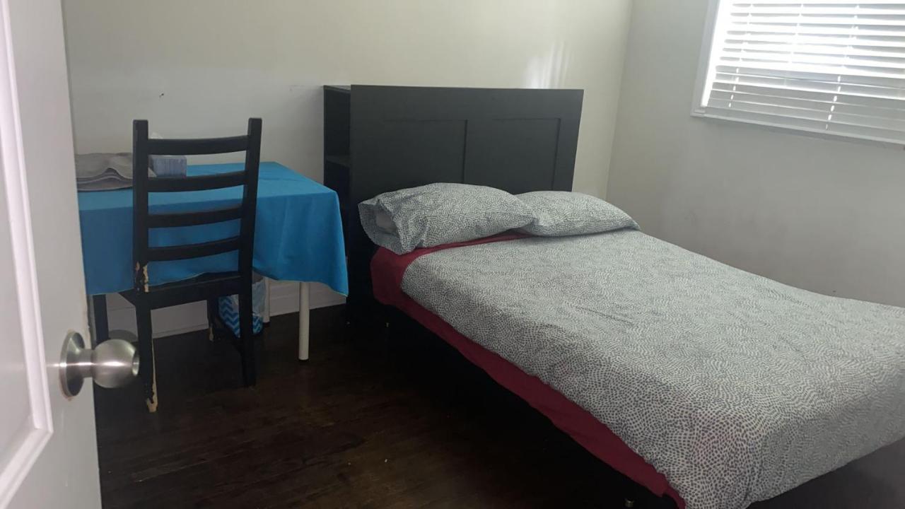 Private Rooms 5 Min Finch West Subway - York University Toronto Buitenkant foto
